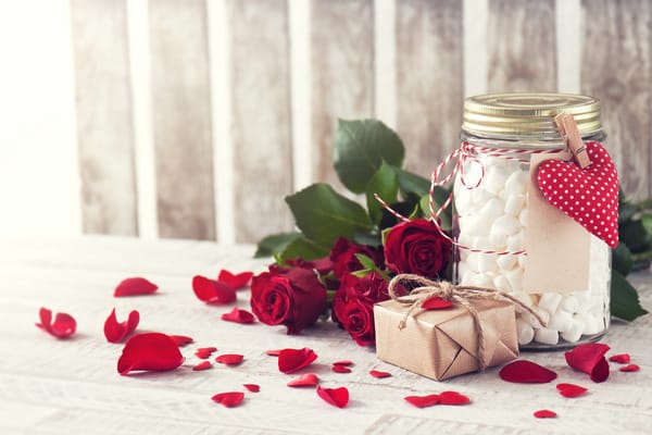 Обои valentine`s day, праздник всех влюбленных, банка, маршмеллоу, розы, красные, лепестки, подарок