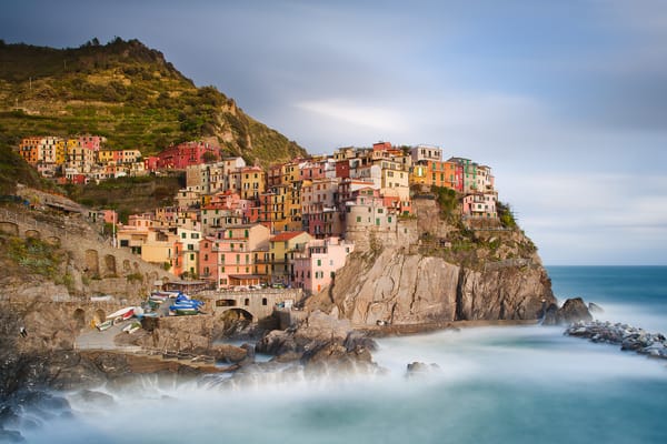 Обои Manarola, Provincia della Spezia, побережье, дома, город, Италия, Чинкве-Терре, берег, Cinque Terre, пейзаж, Italy, камни, Лигурийское море, скалы, лодки, здания, природа