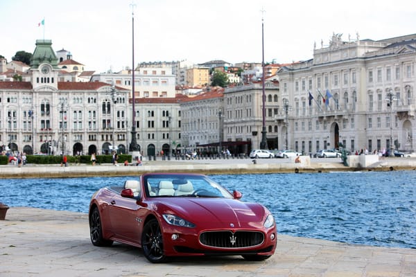 Обои Maserati, спереди, GranCabrio Sport, 2011, кабриолет, город, автомобиль, вишневый