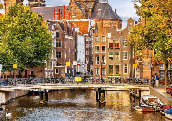 Обои Amsterdam, Nederland, дома, река, осень, Нидерланды, велосипеды, здания, мост, лодки, город, люди, канал, архитектура, Амстердам, деревья