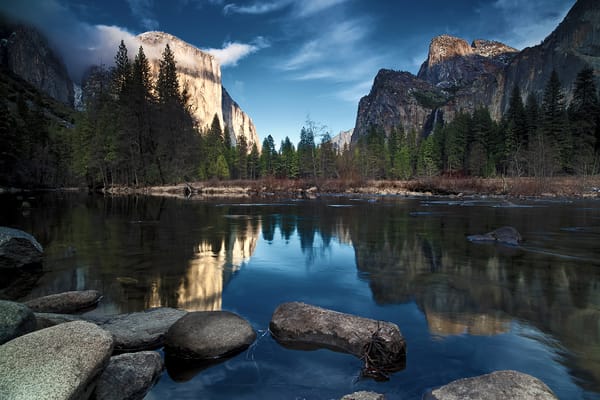 Обои калифорния, ели, облака, река, небо, california, горы, камни, водопад