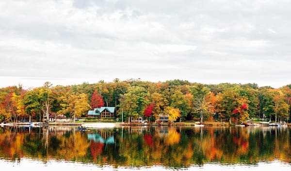 Обои New York, NYC, горы, лодки, природа, Нью-Йорк, Teedyuskung, Pocono Mountains, озеро, домики, берег, New York City, осень
