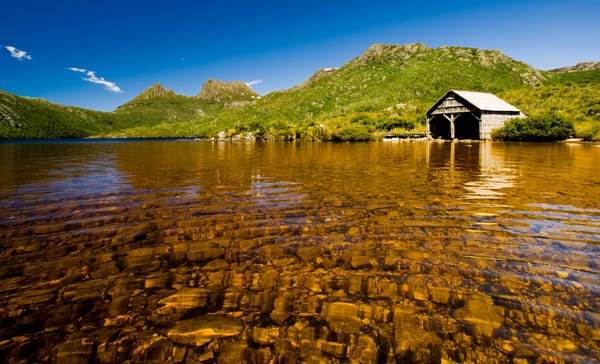Обои landscape, озеро, лодки, Cradle Mountain Boat Shed, сарай, beautiful nature, river, lake, деревья, река, trees, sky, горы, колыбели, небо, пейзаж, красивая природа