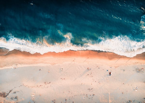 Обои США, drone, Орандж, drone photo, drone view, берег, Laguna Beach, 33°32'32.3"N 117°47'08.6"W, с высоты, пляж, с высоты птичьего полета, побережье, песок, вид сверху, побережье Тихого океана, drone view, волна, Orange, United States, Калифорния, California, Лагуна-Бич, курорт, прибой, USA, волны