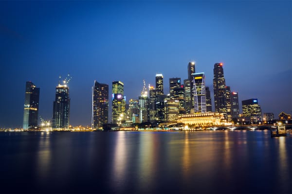 Обои мегаполис, город-государство, небоскребы, небо, синее, пролив, Malaysia, Малайзия, Сингапур, подсветка, отражение, огни, Singapore, ночь