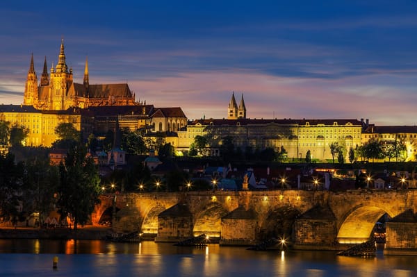 Обои Prague, Карлов мост, Česká republika, Чехия, закат, река, огни, замок, Влтава, вечер, Градчаны, Прага, Czech Republic, Praha, Pražský hrad, Пражский Град, Hradčany, город, архитектура, освещение, Karlův most