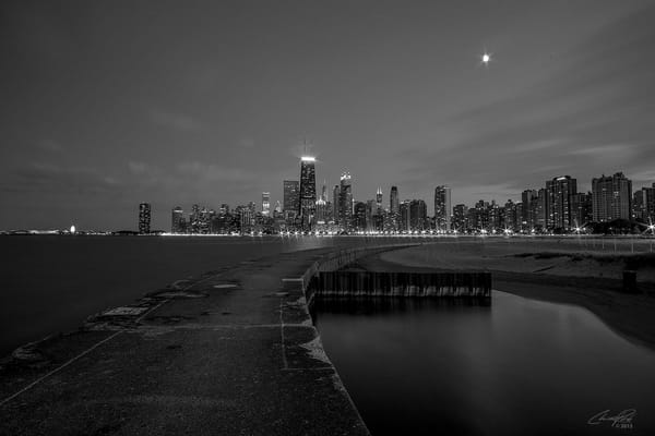 Обои Chicago, небоскребы, огни, здания, черно-белое, ночь, Чикаго