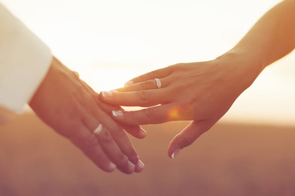 Обои настроения, девушка, боке, солнце, молодожены, прикосновение, men, love, парень, муж и жена, руки, день, girl, нежность, новобрачные, кольцо