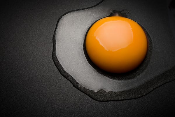 Обои яйцо, яичница, желток, поверхность