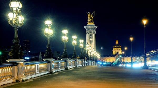 Обои Paris, France, Париж, Pont Alexandre III, архитектура, освещение, фонари, Мост Александра III, город, ночь, здания, люди, Франция, свет