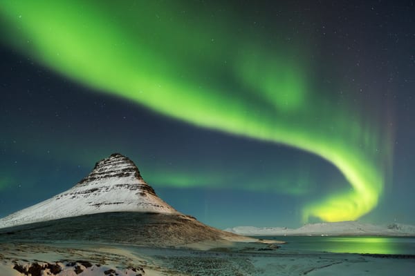 Обои Исландия, северное сияние, снег, Kirkjufell, гора, ночь