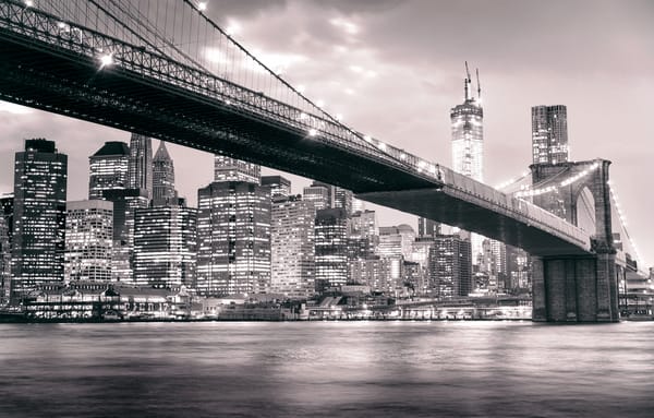 Обои Brooklyn Bridge, огни, город, USA, черно-белое, Манхэттен, Ист-Ривер, здания, ночь, река, NYC, Brooklyn, Нью-Йорк, East River, небоскребы, Бруклинский мост, США, New York City, Manhattan