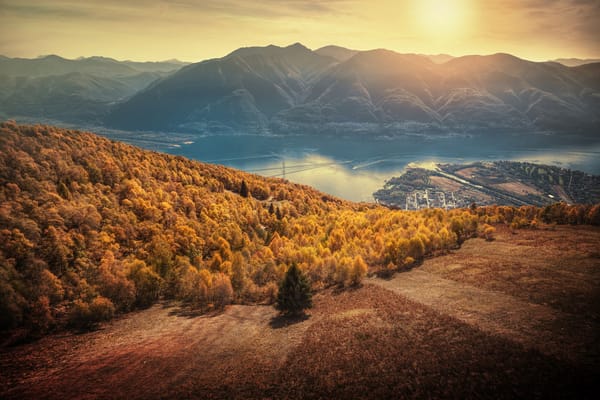 Обои закат, Canton of Ticino, Locarno, озеро Лаго-Маджоре, Switzerland, Lake Maggiore, Тичино, лес, Швейцария, панорама, осень, Альпы, Alps, горы, Локарно, озеро