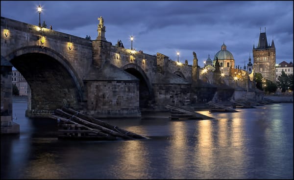 Обои Praha, отражение, Karlův most, город, Česká republika, Карлов мост, Czech, тучи, Чешская Республика, небо, вода, река, свет, Прага, освещение, Чехия, Prague, вечер, Josefov, фонари, Йозефов, синее, Влтава