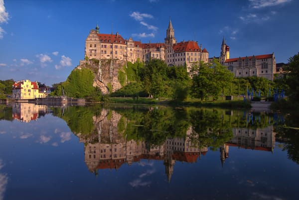 Обои отражение, Schloss Sigmaringen, Зигмаринген, Sigmaringen Castle, Баден-Вюртемберг, Sigmaringen, Baden-Württemberg, Germany, Danube River, река, замок, Река Дунай, Германия, Замок Зигмаринген