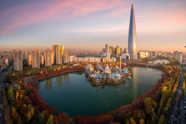 Обои Лотте Ворлд, Сеульская телебашня, Сеул, Южная Корея, Lotte World, здания, Seoul, Namsan Seoul Tower, осень, Sincheon-dong, South Korea, дома, парк, озеро, башня