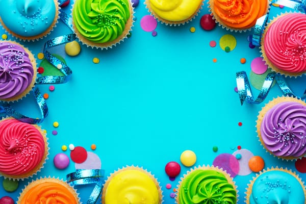 Обои rainbow, cream, Happy Birthday, кексы, decoration, День Рождения, свечи, крем, candle, cupcake, cake, colorful, celebration, colours