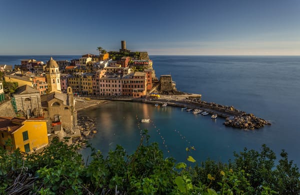 Обои гавань, Cinque Terre, дома, Лигурийское море, Вернацца, Italy, Vernazza, ветки, Чинкве-Терре, Италия, Лигурия, лодки, горизонт, Liguria, Ligurian Sea, здания