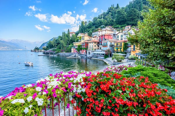 Обои Italy, Озеро Комо, дома, набережная, здания, Ломбардия, яхта, Lombardy, Варенна, цветы, Varenna, озеро, Lake Como, Италия