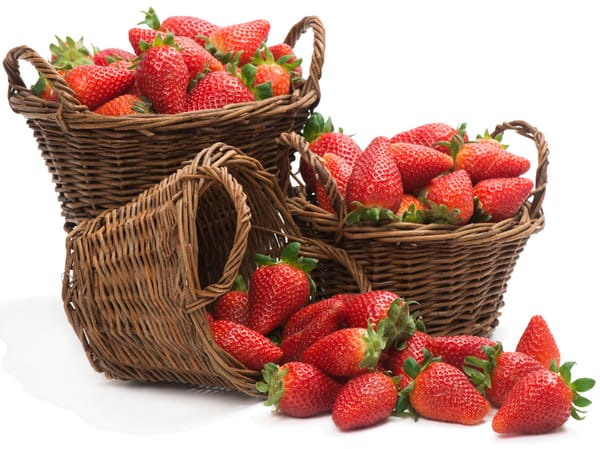 Обои свежие ягоды, strawberries, клубники, fresh berries, baskets, корзинки