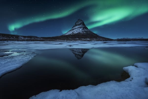 Обои звезды, ночь, снег, вода, Исландия, зима, гора Kirkjufell, северное сияние