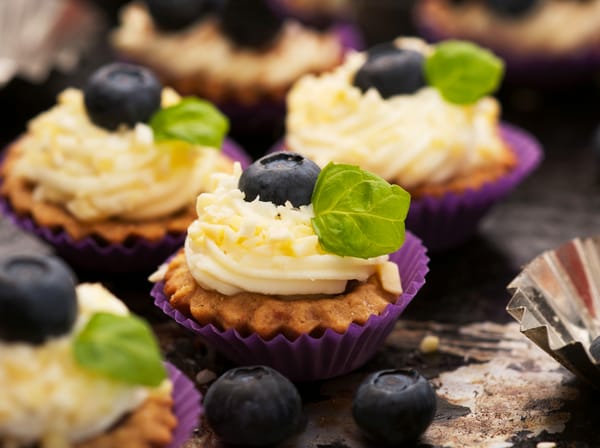 Обои сладость, крем, кекс, sweetness, cream, ягоды черники, cake, berries of a bilberry,