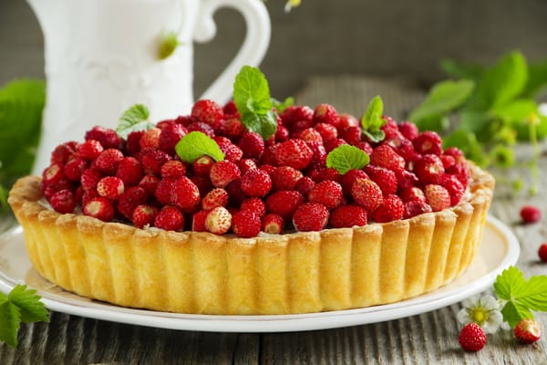 Обои выпечка, mint leaves, strawberry, земляника, berries, pastries, пирог, ягоды, листья мяты, cake