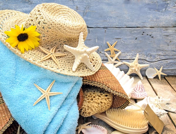 Обои seashells, звезды, пляж, starfishes, песок, аксессуары, beach, wood, sand, ракушки, шляпа