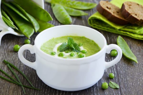 Обои первое блюдо, soup, peas, сметана, горох, суп пюре, mashed potatoes, greens, the first dish, sour cream, зелень