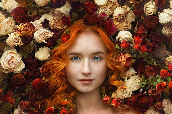 Обои Ивга Фотограф, веснушки, рыжая, Настасья, локоны, настроение, волосы, рыжеволосая, цветы, розы, девушка, лицо, голубые глаза, взгляд