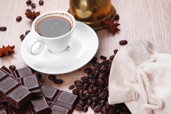 Обои утро, a Cup of coffee, чашка кофе, coffee beans, кофейные зерна, шоколад, chocolate, morning