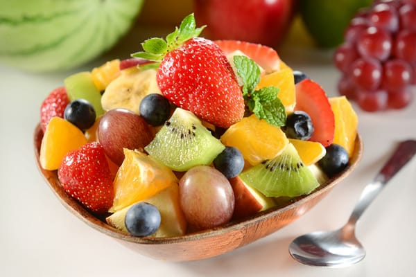 Обои десерт, berries, киви, клубника, фруктовый салат, dessert, листики мяты, виноград, bilberry, mint leaves, ягоды, kiwi, черника, grape, fruit salad, strawberry
