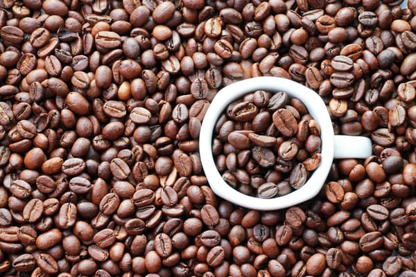 Обои круг, белая кружка, зерна, кружка, настроения, coffe, кофе, кофейные зёрна