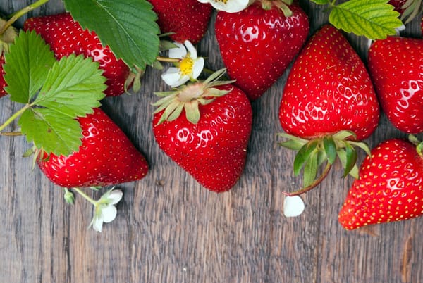 Обои strawberry, ягоды, клубника, wood, fresh berries