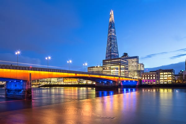 Обои London, город, city, Англия, синее, Великобритания, освещение, Great Britain, столица, фонари, река, The Shard, выдержка, capital, подсветка, England, огни, Лондон, небоскрёб, небо, вечер, мост, облака, Темза, Southwark Bridge