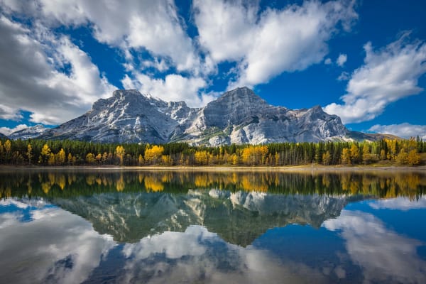 Обои облака, Канада, осень, озеро, деревья, Canada, Canadian Rockies, Wedge Pond, Пруд Ведж, Альберта, лес, горы, Канадские Скалистые горы, Alberta, отражение