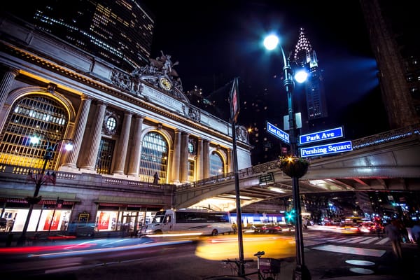Обои New York City, NYC, люди, Manhattan, New York, Манхэттен, Grand Central Station, свет, США, огни, вокзал, указатель, фонари, улица, Крайслер-билдинг, Chrysler Building, выдержка, Нью-Йорк, город, здание, машины, дорога, USA