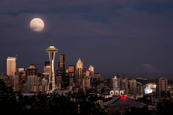 Обои США, город, Space Needle, здания, небоскрёбы, башня, вдали вулкан Рейнир, огни, космическая игла, дома, Сиетл, небо, ночь, Сиэттл, луна