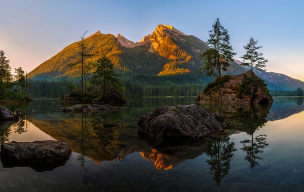 Обои Германия, Hintersee and Hochkalter, островки, Берхтесгаденские Альпы, лес, Бавария, озеро, камни, скалы, деревья, горы
