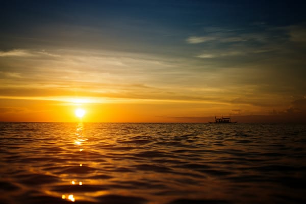 Обои sunset, закат, небо, beautiful scene, sunbeams, лодки, nature, красивая сцена, sea, landscape, природа, sky, пейзаж, море, солнечные лучи, boat