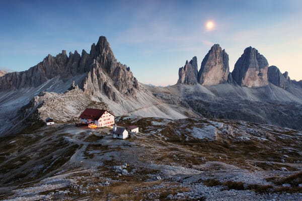 Обои Italy, Доломитовые Альпы, горы, закат, snowy land, Италия, снежные участки, beautiful nature, красивая природа, landscape, sunset, небо, sky, Три Пикс, Three Peaks, mountains, house, пейзаж, Dolomite Alps, дом