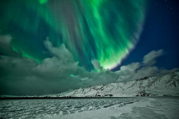 Обои Aurora Borealis, зима, снег, горы, небо, северное сияние, звезды