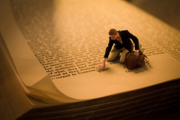 Обои Ghostwriter, книга, человек