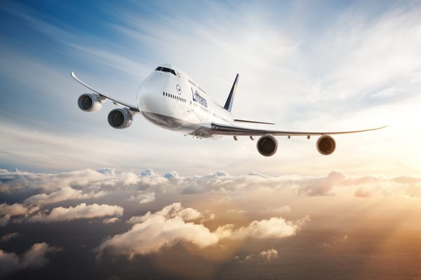 Обои Самолет, Deutsche Lufthansa AG, Boeing, 747, Облака, Boeing 747-400, Boeing 747, Lufthansa, Полет, Крылья, Борт, Двигатели, Лайнер