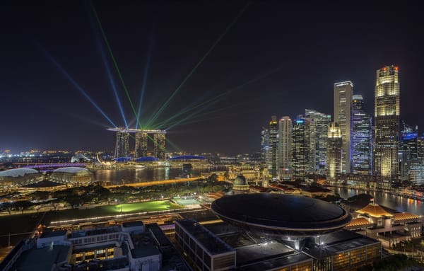 Обои город, Сингапур, лазерные огни, ночь, Singapore city, лучи