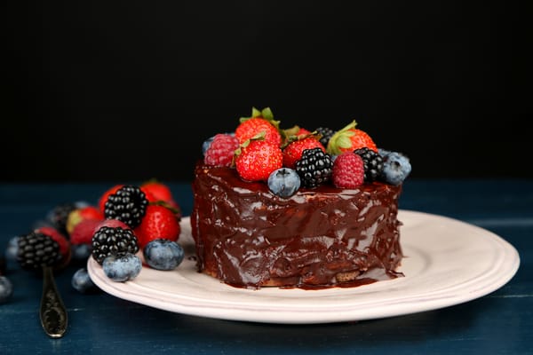 Обои десерт, cake, strawberries, торт, blueberries, черника, шоколад, малина, сладкое, пирожное, dessert, raspberries, chocolate, еда, клубника, blackberries, food, ежевика