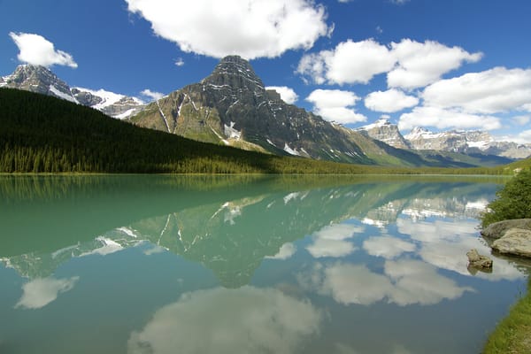 Обои Mount Chephren, отражение, Banff National Park, Waterfowl Lake, облака, горы, лес, Альберта, небо, Канада, озеро