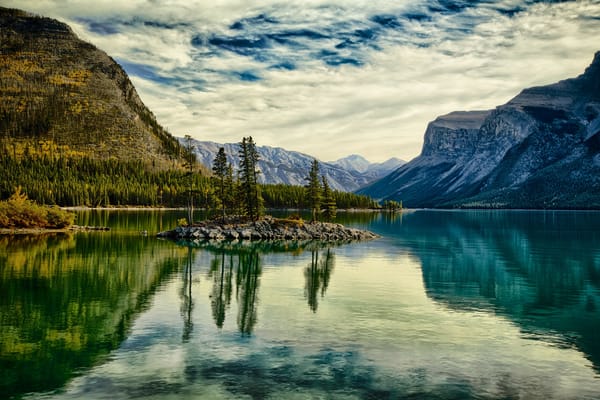 Обои banff national park, пейзаж, горы, Минневанка, остров, Канада, осень, озеро, Альберта, деревья