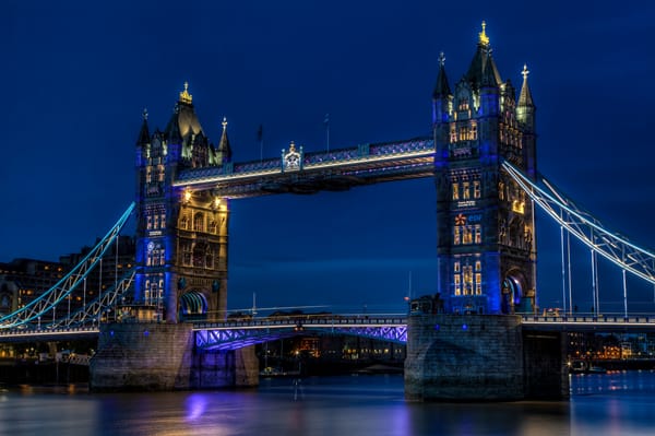 Обои Great Britain, Великобритания, Thames, огни, ночь, освещение, подсветка, столица, река, England, river, city, capital, Лондон, город, небо, синее, Tower Bridge, Темза, Англия, London, Тауэрский мост