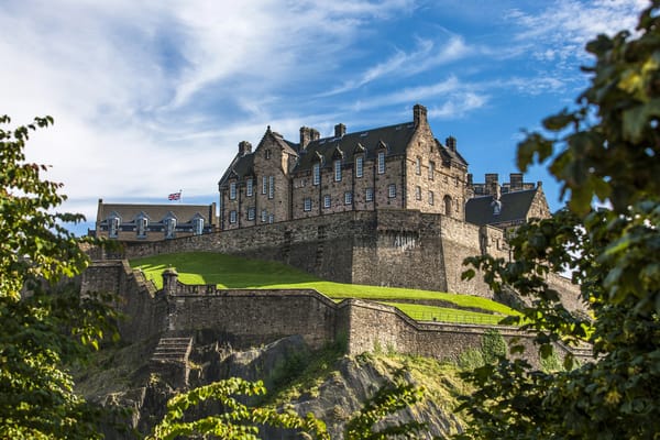 Обои зелень, солнце, облака, Англия, возвышенность, стены, небо, Edinburgh Castle, замок, деревья